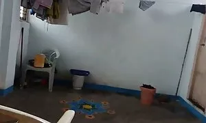 অপেশাদার সেক্স করার সময়, স্বামী ফোন খুঁজে নেন এবং সেক্সি চুদাচুদি ভিডিও ছবি গ্রহণ শুরু